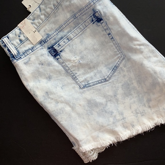 ✨Reduced NWT TORRID shorts - lace & beading - destructed- light wash -Plus Sized - Picture 11 of 14
